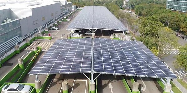 太陽能電廠小單位認購,成為低利率時代的熱門金融商品。金研院建議,由於欠缺投資爭議處理機制,小資族應妥善評估。圖為中租控股的全民電廠。圖/業者提供