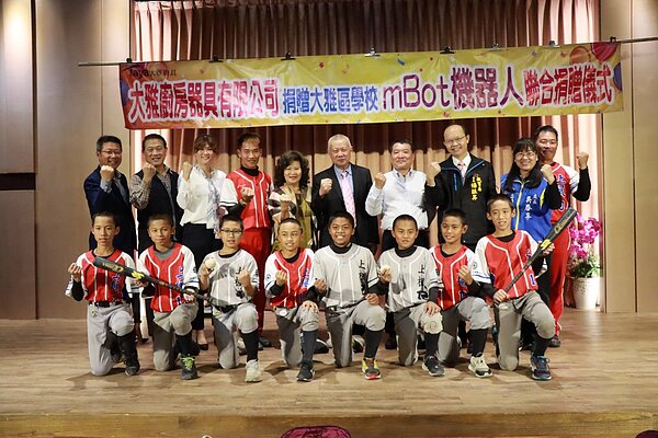 大雅廚具捐贈18校經費，打造機器人教育示範區。圖／台中市政府提供