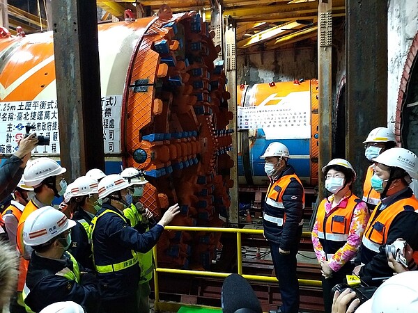 新北市長侯友宜視察萬大中和線永平國小站、聽取潛盾機準備作業與工程說明。好房網News記者林和謙/攝
