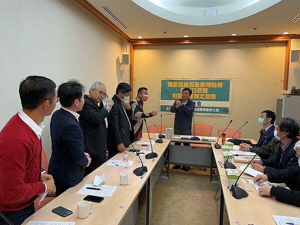 21日大台中不動產公會王至亮理事長率團陳情,立法委員黃國書於立法院會議室,招集相關政府部門代表,討論磁磚、石材進出口政策相關議題。