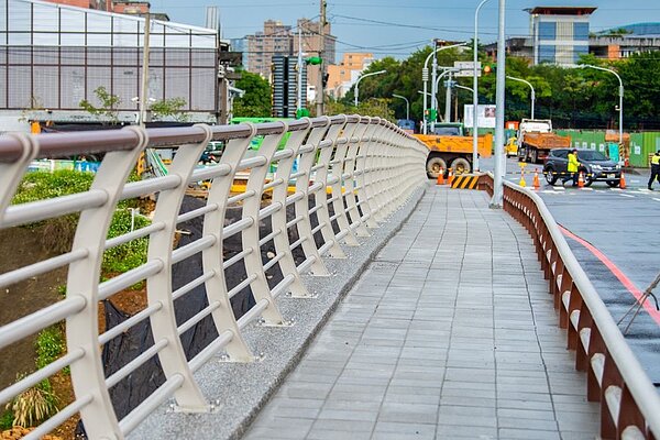 兩側設置1.5公尺人行步道。圖/桃園市政府提供