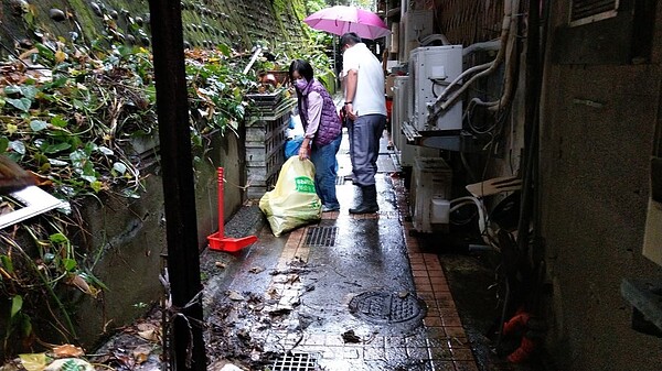 里民們團結合作維護環境整潔。/取自臺北市鄰里服務網