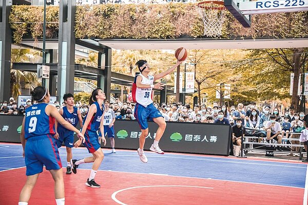 國泰人壽鼓勵青年學子養成運動習慣,「國泰NBA 3X」三對三籃球賽是每年暑假大學生最期待的運動賽事。圖/業者提供