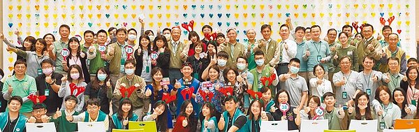 玉山金控連續9年舉辦「資源流通愛心義賣活動」,為弱勢學童的學習成長盡一份心力。圖/玉山提供