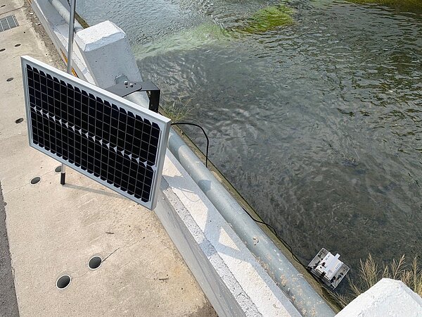 台中市環保局在高汙染顯示區裝設30台水盒子，監測水質溫度、導電度及pH值狀況，能即時找到汙染源，也有水質異常預警功能。圖／中市環保局提供