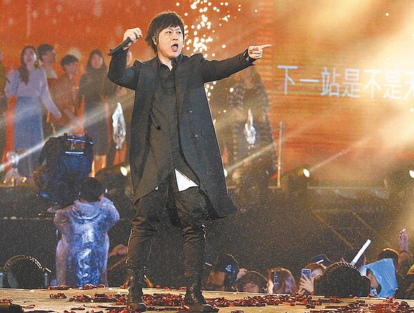 樂團五月天原訂25日起在桃園國際棒球場一連舉辦6場演唱會,24日宣布前3場演出延期。圖/中時報系資料照