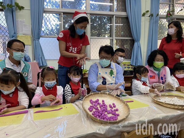 屏東縣長潘孟安參加鶴聲非營利幼兒園揭牌，跟學童們一起互動搓湯圓，玩遊戲。記者劉星君／攝影