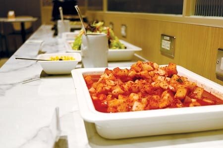 午餐時段到〈SAIKABO〉消費,單點菜品加99元即可享有韓國家常菜自助吧吃到飽。圖/姚舜