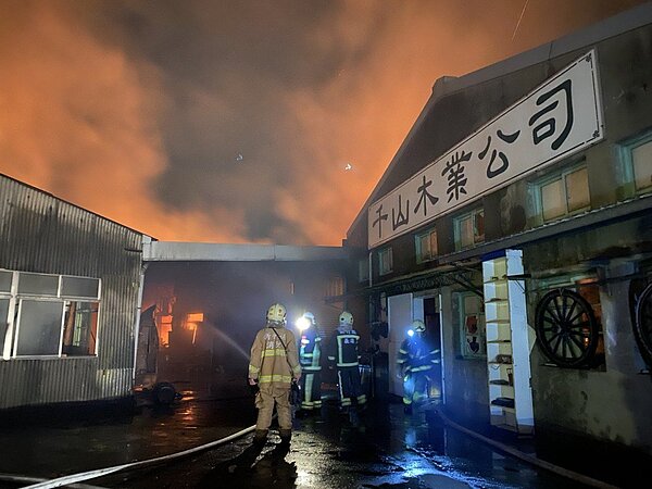 新豐鄉家具賣場遇深夜大火,5廠房中2廠房全面燒毀,損失難以估計。記者巫鴻瑋/翻攝