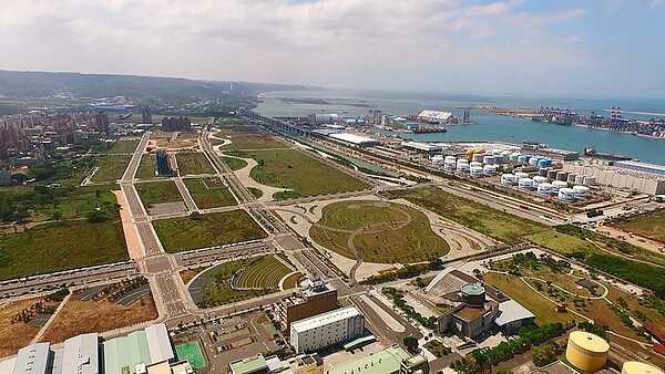 台北港特地區擁有台北港、台61線西濱快速道路與台64線八里新店快速道路等重大建設,便利性佳。圖/新北市地政局