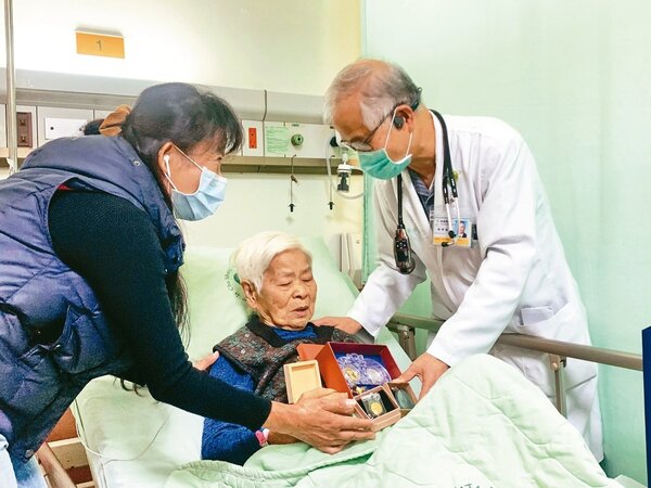 93歲阿嬤劉陳采蘋第一次使用健保看診，是台灣施行健保25年來少見的例子。 記者黑中亮／攝影
