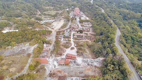 台灣民俗村30多棟建物一夕被拆掀震撼，開發商申遊憩用地變更產業園區，議員抨擊增值百億。（民眾提供／吳敏菁彰化傳真）