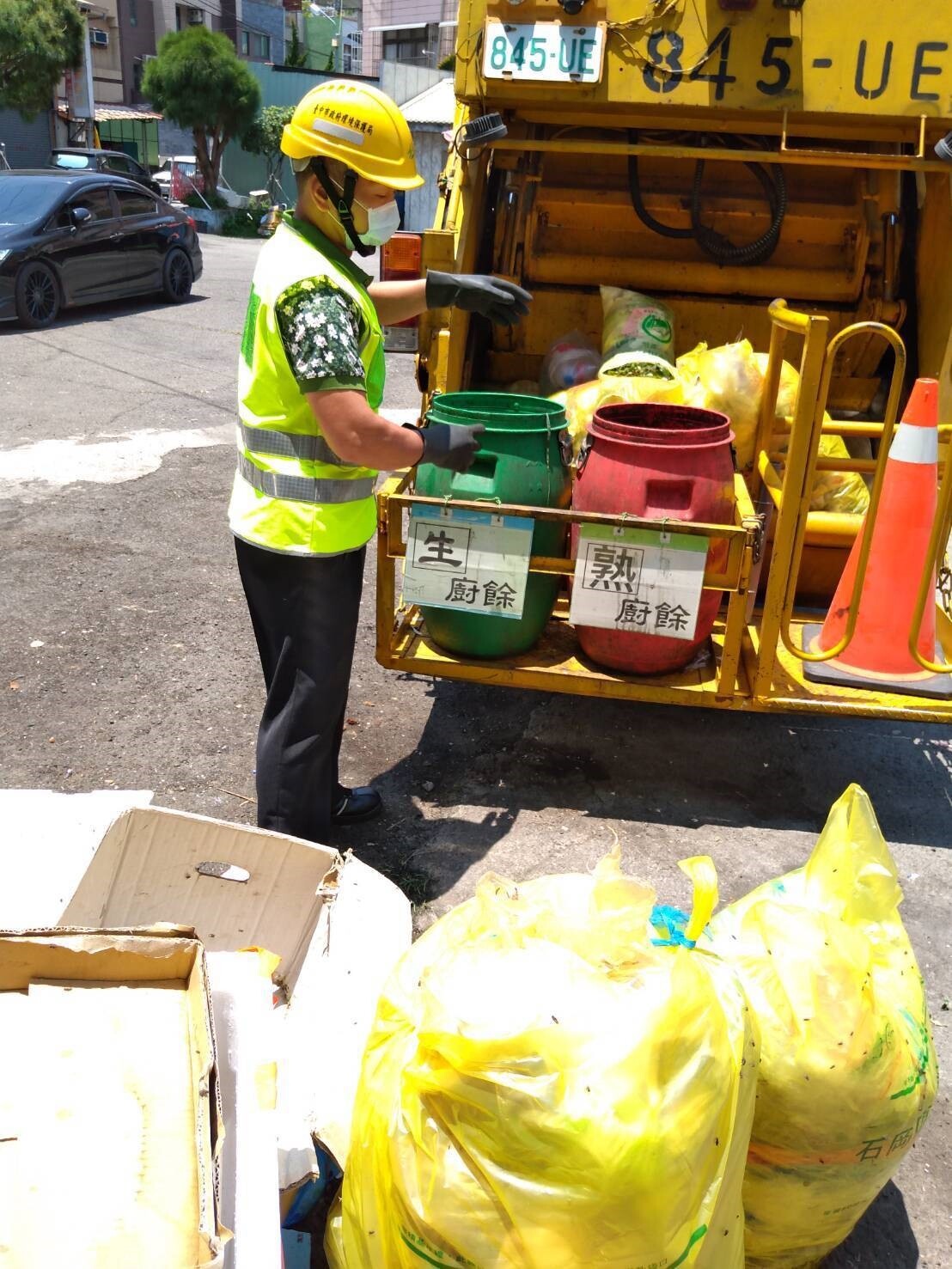 台中市石岡區實施垃圾費隨袋徵收已20年,垃圾量減少近7成,環保團體認為應普及全市,環保局解釋須逐步宣導、試辦並與民代、里長達成共識。圖/中市環保局提供