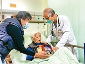 93歲嬤首用健保卡　一度拒收紅包