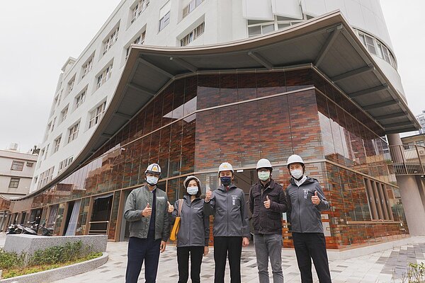 新竹市關東市場以彩釉玻璃帷幕搭建風雨走廊，呈現客家紅磚造建築意象。圖／新竹市府提供