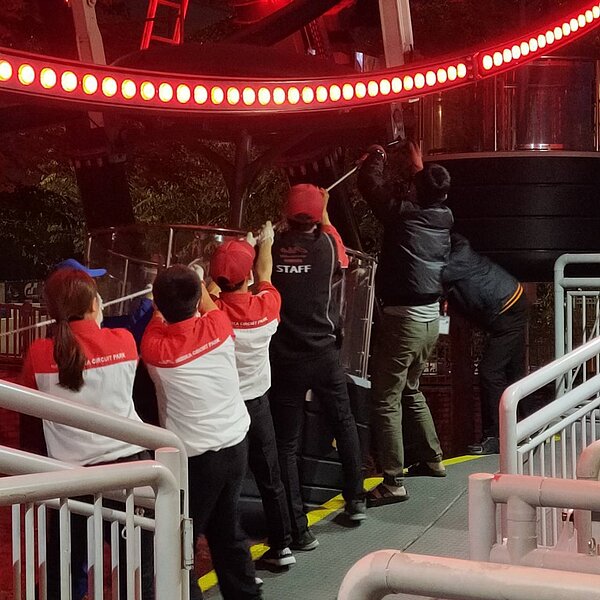 高雄大魯閣草衙道摩天輪昨晚斷電,樂園工作人員趕緊救人。記者林保光/翻攝