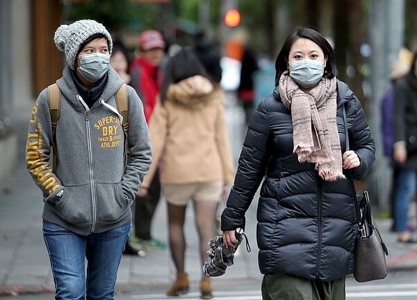 下周三冷鋒通過，寒潮爆發，天氣急凍，上半夜北部空曠地區已降至7度左右、都會區降至9、10度；氣溫劇降，要注意保暖。本報資料照片