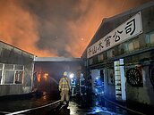 新豐鄉家具賣場深夜大火　珍貴木雕難逃一劫400坪燒毀