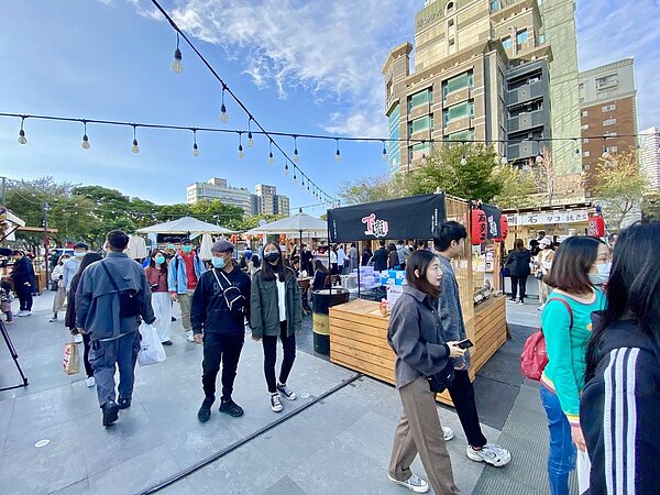 「富地市場in草悟廣場」開幕首推聖誕遊牧派對,民眾反應熱絡。 記者宋健生/攝影