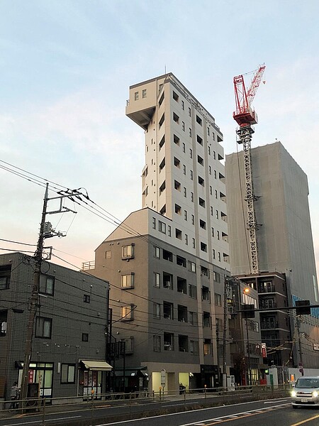 換個角度看,大樓顯得沒有那麼薄。圖/翻攝自@miura84 twitter