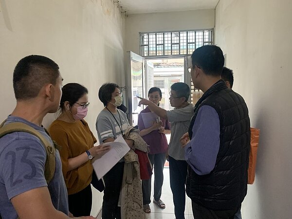 教育局偕警消人員前往高中職以下學生的租屋處進行安全訪視。圖/台北市教育局提供