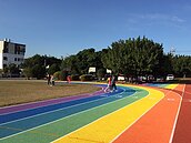 不只彩虹眷村好逛！春安國小操場也掛上彩虹