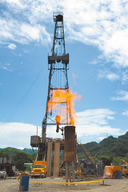 國內油氣逐漸枯竭,中油研究發現西部沿海石灰岩地層可能蘊藏豐富油氣。圖為中油公館出磺坑油井。(中時資料照片)