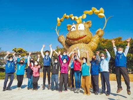 78線東西向快速道路與中山高速公路交叉口的平面空地可看到高4公尺、稻草編的「牛寶」,左七是縣長張麗善。(周麗蘭攝)