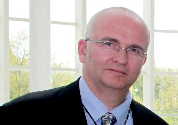 一位無良醫師居然在手術台上，拿病患開玩笑，在手術途中在病患的肝臟刻上「自己的名字」！目前該名醫師已被停職。。圖／取自臉書粉專