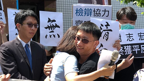 台南歸仁雙屍命案,原被判處死刑的被告謝志宏2020年5月改判無罪,他獲知判決興奮與人擁抱。圖/聯合報資料照片