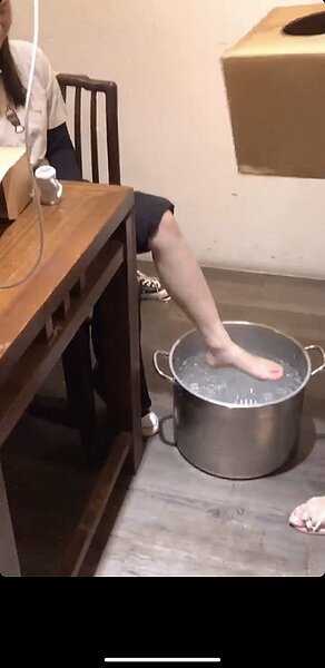 知名珍奶店春水堂,日前有員工用煮食物的大鍋當洗腳桶,引發網友熱議。圖/取自臉書「靠北春水堂」