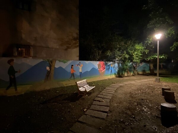 夜裡大豐里公園盡顯活力的彩繪牆。 圖／樂生活實習記者劉姝廷攝影