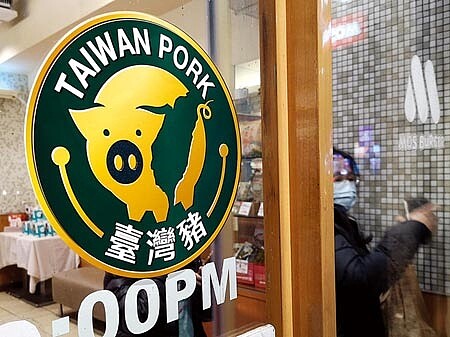 美國萊豬即將開放來台,國民黨原本預計動員群眾,不過卻因為新冠肺炎出現本土病例而喊卡。國民黨祕書長李乾龍昨透露,臨時喊卡讓基層不滿,不應如此草率喊停。(黃世麒攝)