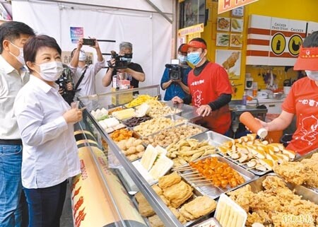 台中市以整齊、清潔、明亮的環境，在「經濟部優良市集及樂活名攤評核」中摘星3891顆，蟬聯全國第一。（陳世宗攝）