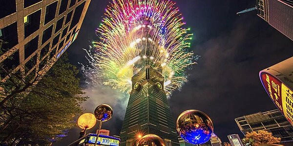 跨年熱門區域使用量超過平時3倍以上,五大電信總動員超過1,600人力。圖/本報資料照片