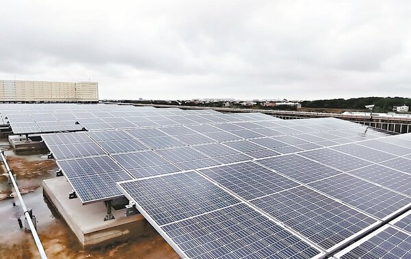 屋頂太陽能光電是桃園推動再生能源主力，桃園捷運青埔機廠屋頂裝有太陽能光電系統。記者曾增勳／攝影