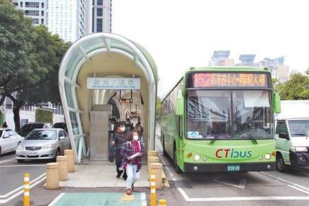 中市推動台灣大道交通分流措施，明年1月15日起8條公車路線部分路段改駛專用道。圖／中時資料照