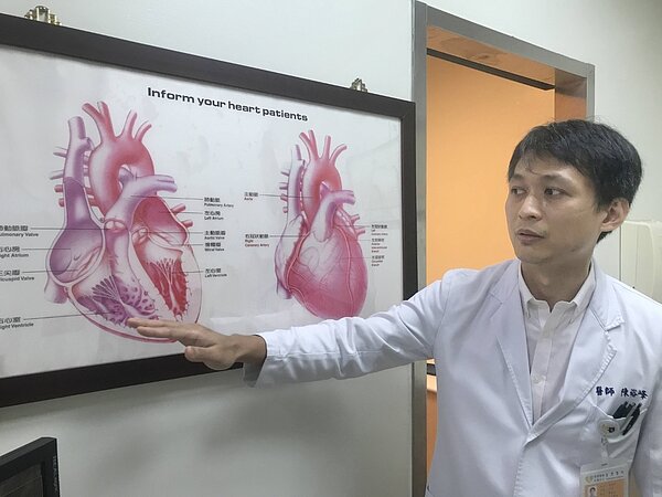 員榮醫院醫療部主任、心臟內科醫師陳裕峰說,進補活血化淤如薑母鴨、人蔘等補品,尤其是加了酒的料理對於有在吃降血壓藥和防治血栓的抗凝血劑病患,食用時要特別注意血壓變化,避免造成血壓爆衝,可能會有中風和心肌梗塞的危險。記者林宛諭/攝影