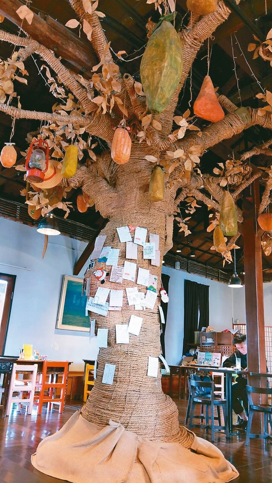 百果樹紅磚屋雖即將熄燈,結束經營,但是未來不管是誰得標,屋中的這棟「百果樹」都得保留。記者戴永華/攝影