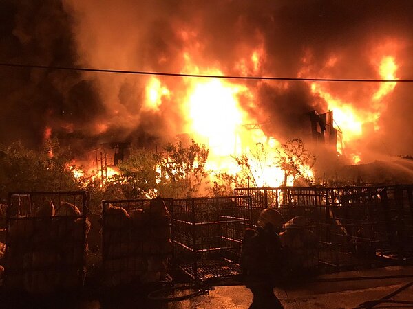 台南市鹽水區一間廢棄家具行,深夜全面燃燒,300坪鐵皮屋淪火海。記者謝進盛/翻攝