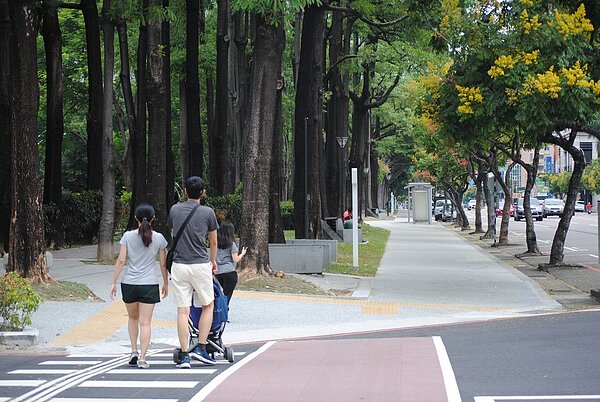 台中市府「台中之心」串起7條園道及7座公園,改善市區人行、自行車道空間。圖/台中市府提供