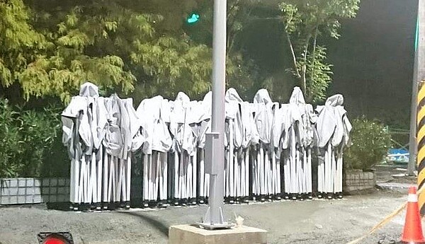 深夜宜蘭員山公園路邊站一整排「白色幽靈」,有名男子說自己嚇到差點閃尿,網友形容像極了「3K黨」,突然看到會被嚇死。圖/翻攝臉書社團《宜蘭知識+》
