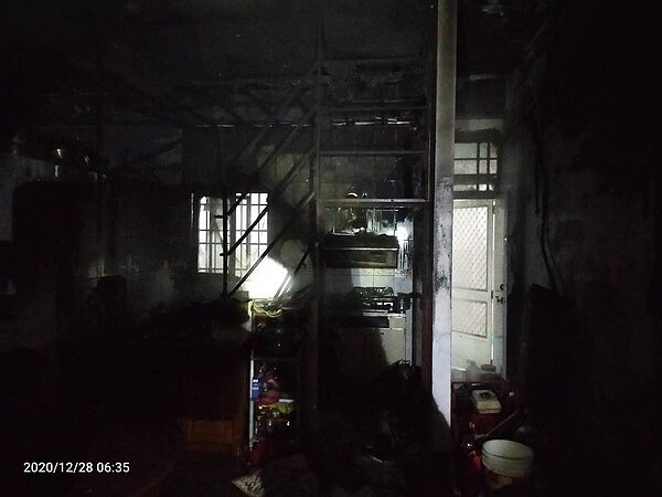 台中市北屯區景和東街民宅28日清晨5時許傳出火警,消防隊救出受困5人。記者陳宏睿/翻攝