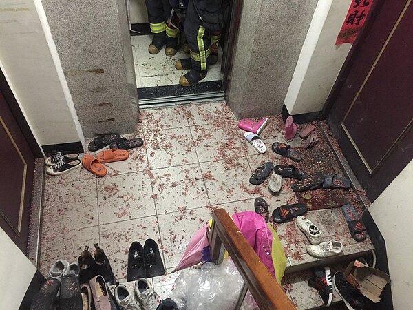 廖男被友人拒於門外,憤而在電梯口引燃四百響連珠炮,現場一片狼藉。記者林昭彰/翻攝
