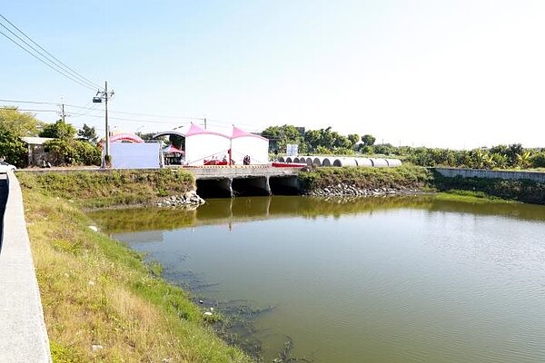 曾文溪排水第十號橋梁改建工程啟動。圖/台南市工務局提供