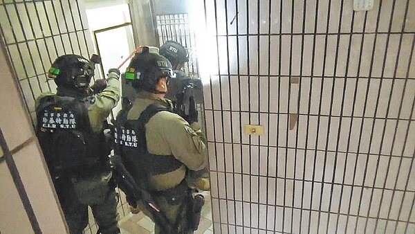 刑事局攻堅破獲以江姓兄弟為首的假博弈詐欺集團的機房、水房，逮捕20嫌。（翻攝畫面／胡欣男台北傳真）