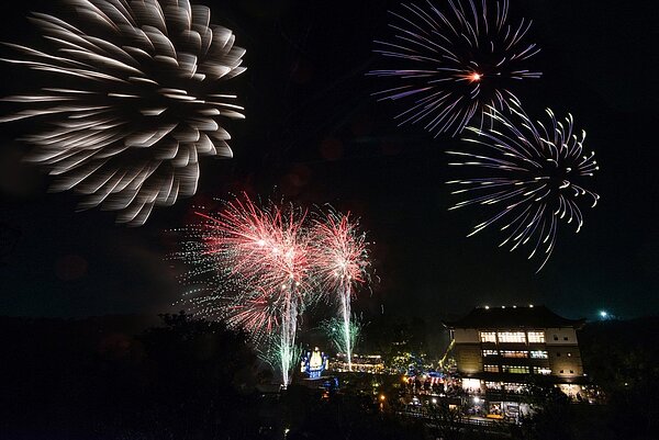 八里煙火取消了,但聖觀音前的跨年煙火照常舉行。 圖/緣道觀音廟提供