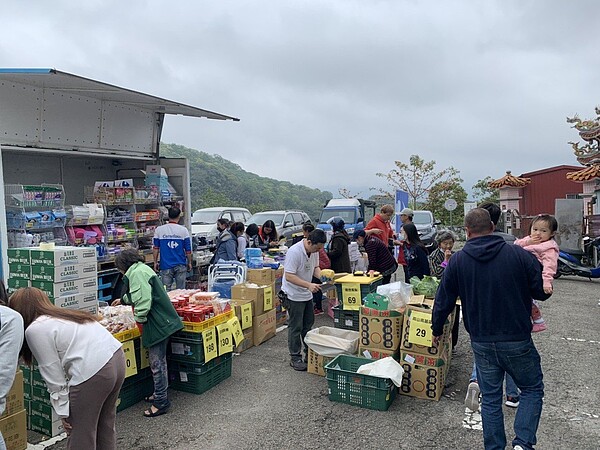 桃園有量販店業者推出「行動超市車」，每月固定前往復興區角板山，方便偏鄉居民採買日用品。圖／家樂福提供
