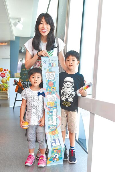 台北101觀景台獲親子客青睞，邀專門設計教材的「美感細胞」設計幼幼班到中高年級的學習單。（台北101提供）