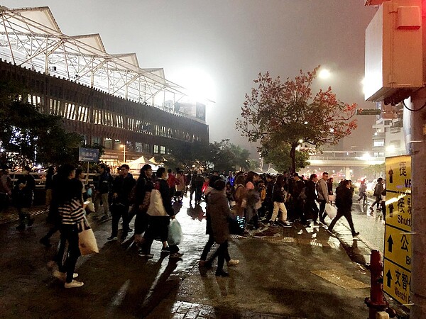 天團「五月天」2021演唱會跨年夜開唱,桃園市警局規畫交通管制時間、路線出來,圖為五月天去年跨年晚會散場人潮管制/市警局提供